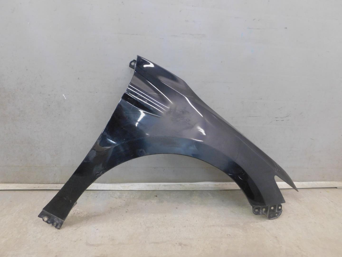 Крыло переднее правое