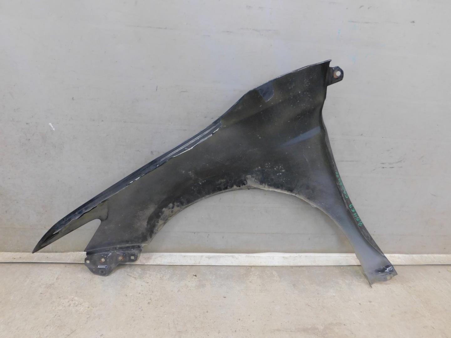 Крыло переднее правое