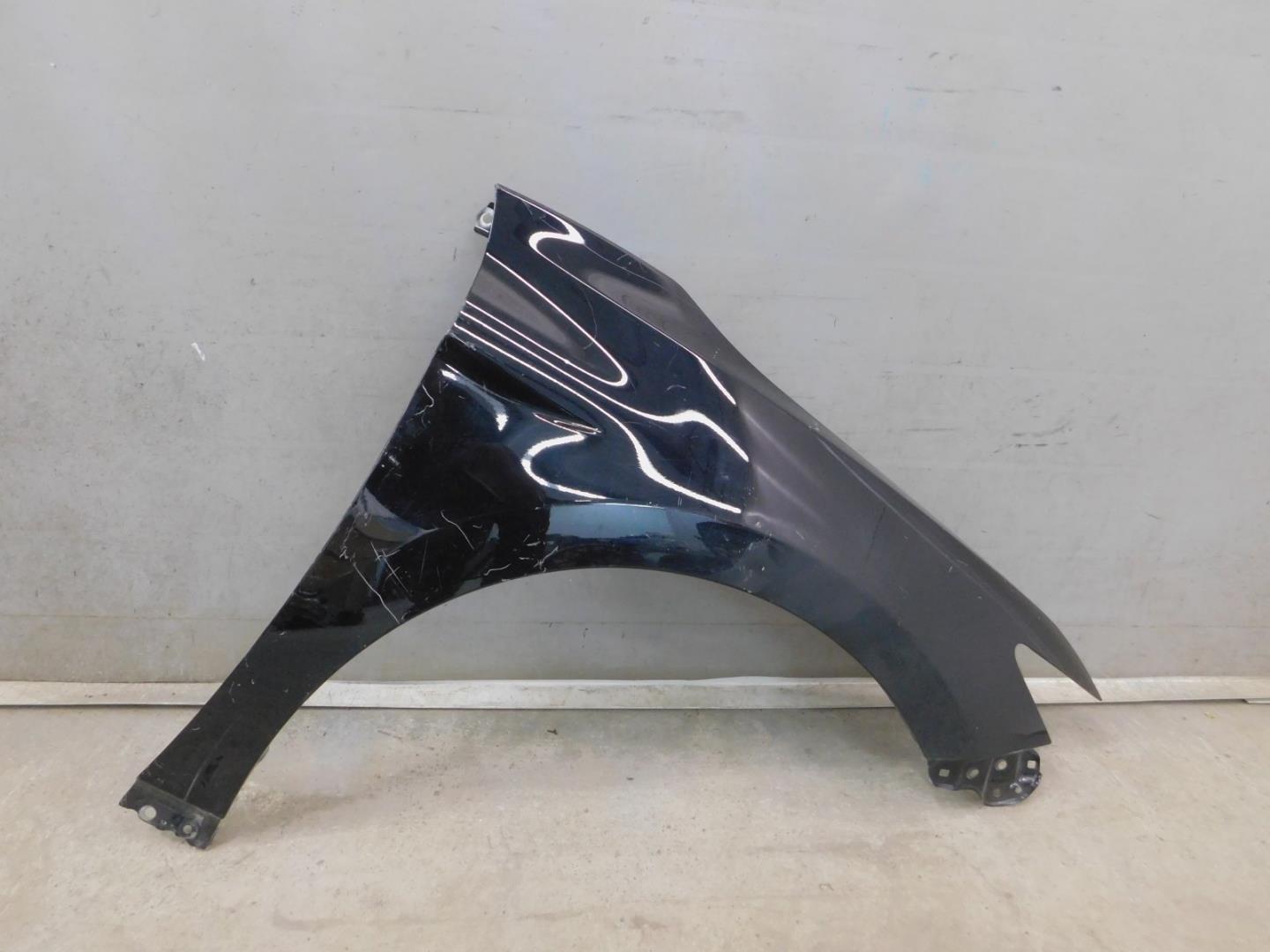 Крыло переднее правое