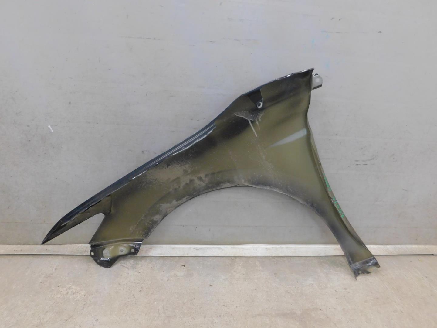 Крыло переднее правое