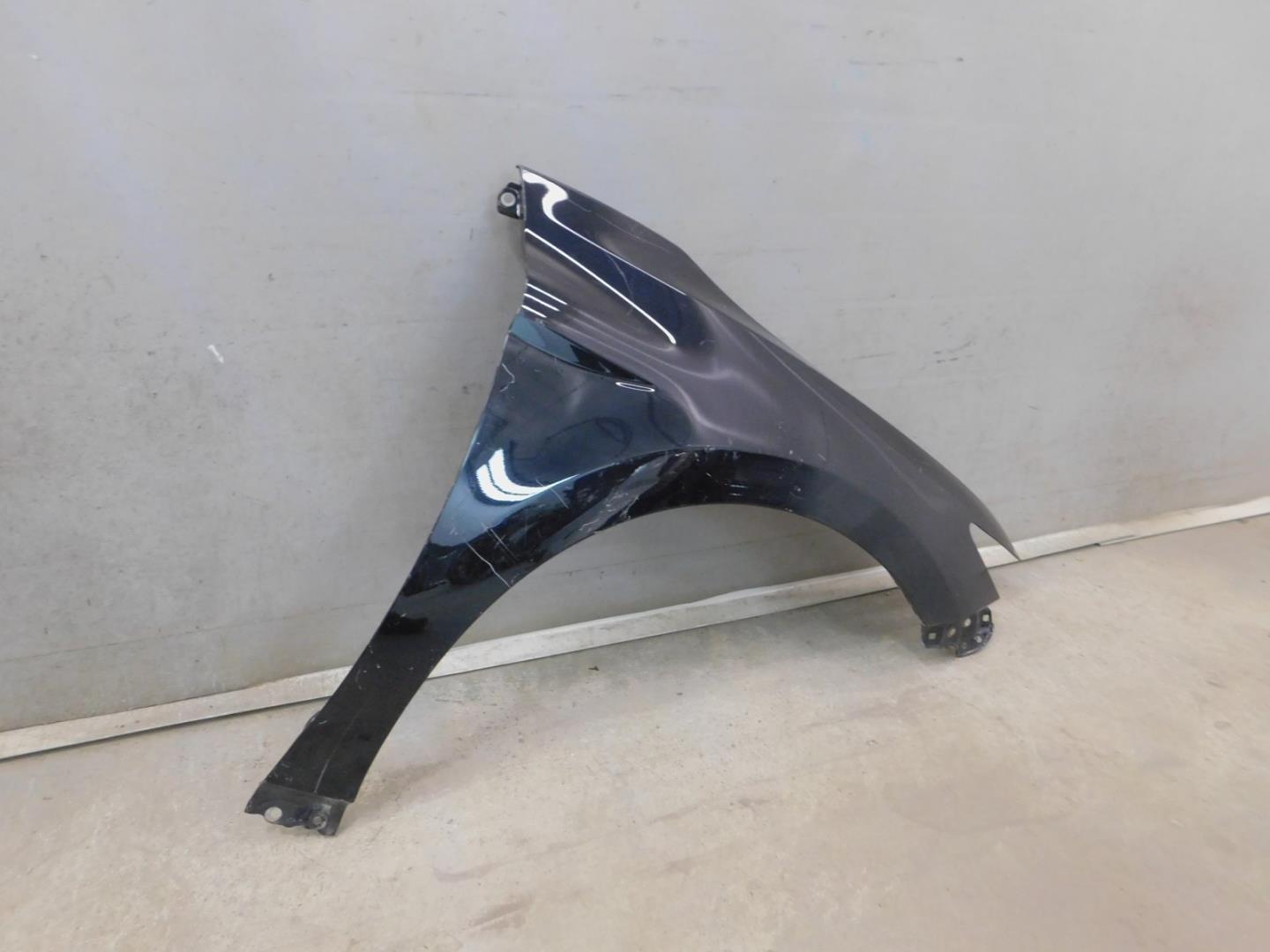 Крыло переднее правое