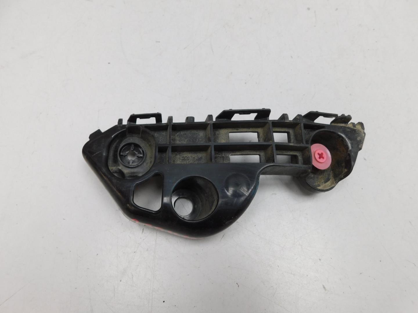 Кронштейн переднего бампера