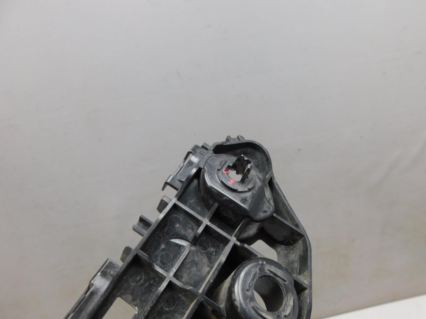 Кронштейн переднего бампера