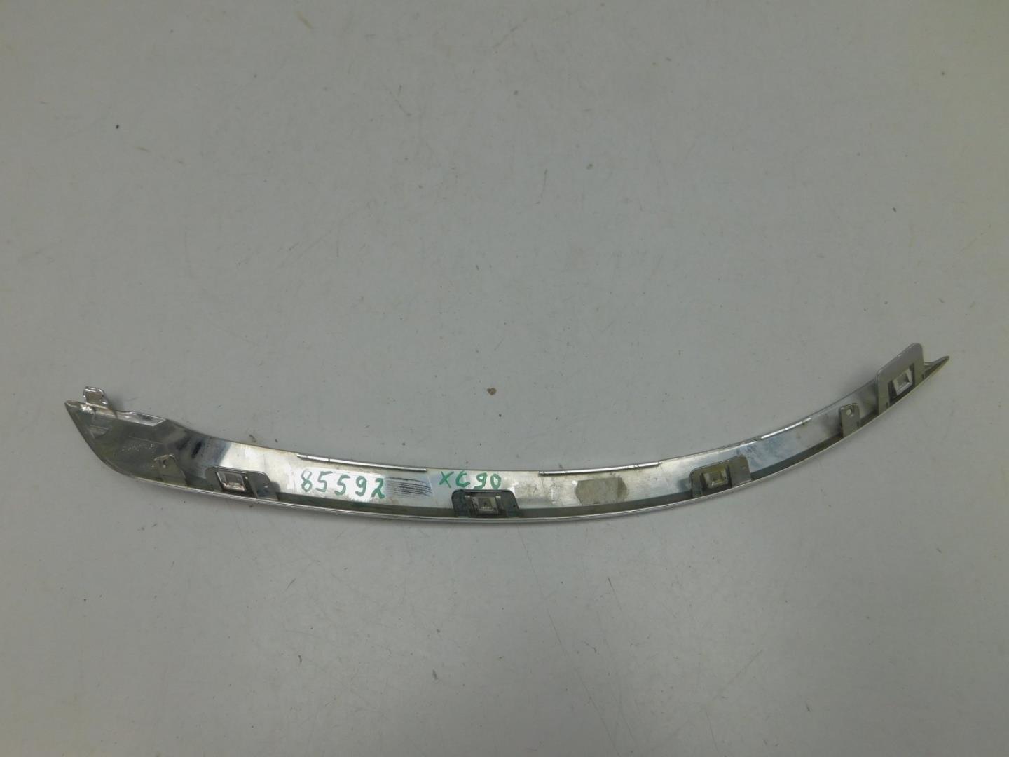 Молдинг переднего бампера