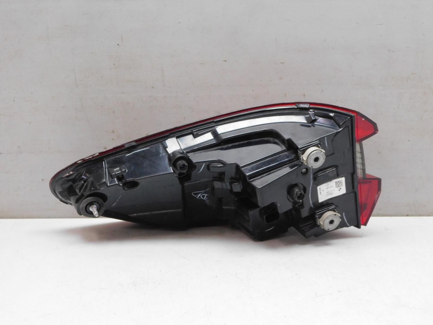 Фонарь задний наружный правый