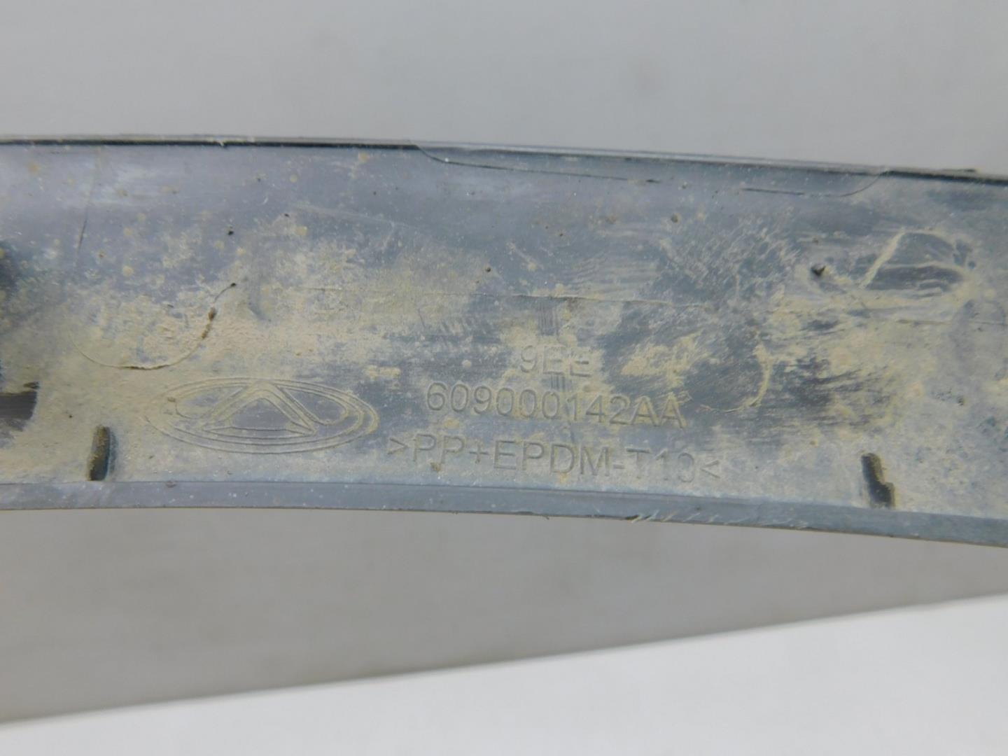 Накладка переднего крыла левого