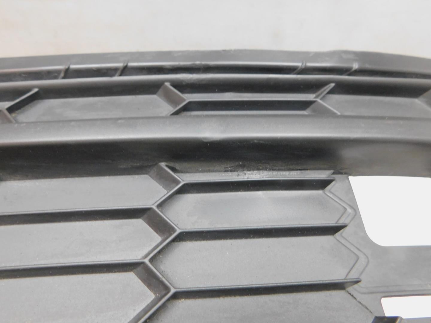 Решетка в бампер правая