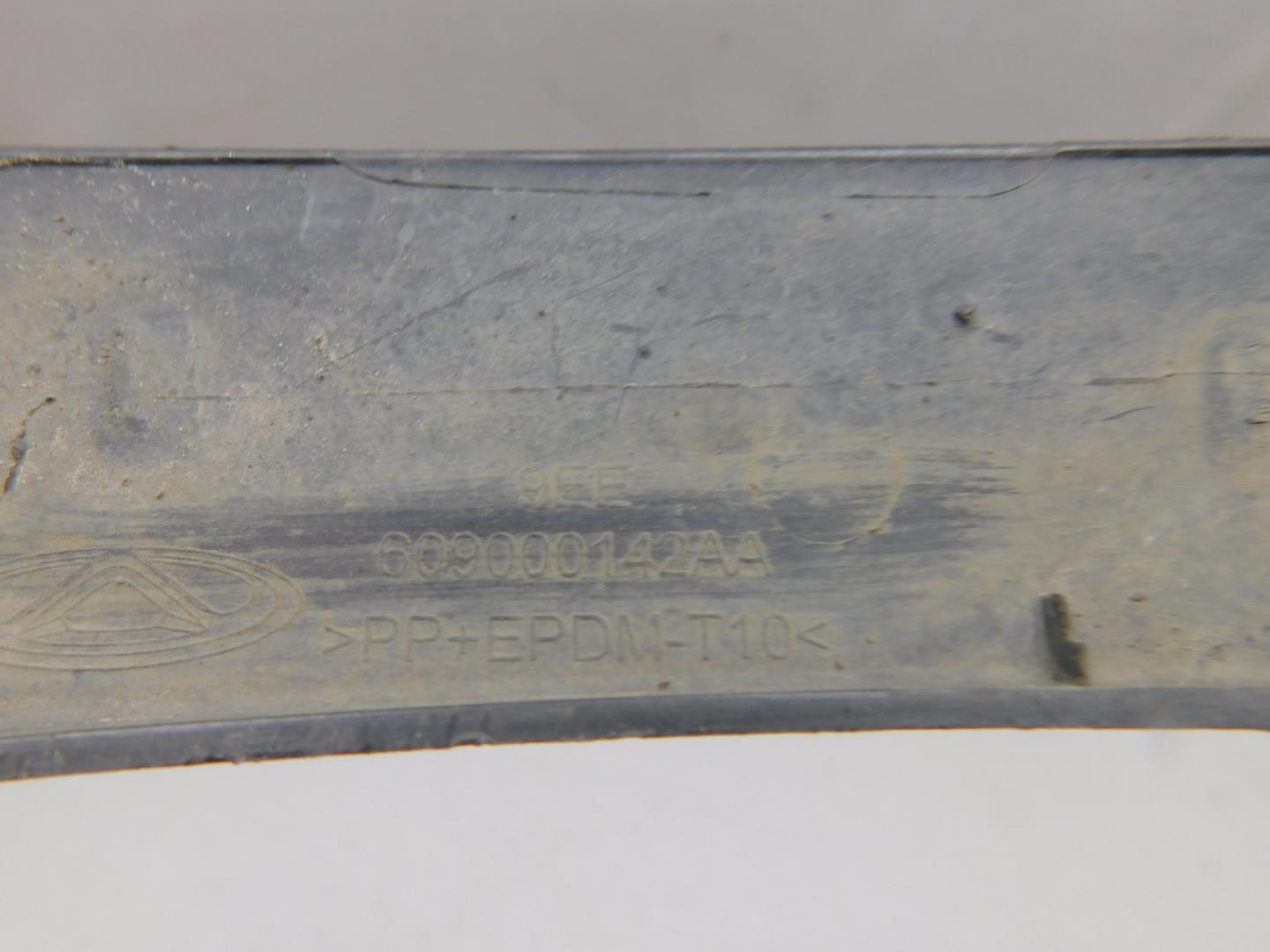 Накладка переднего крыла левого