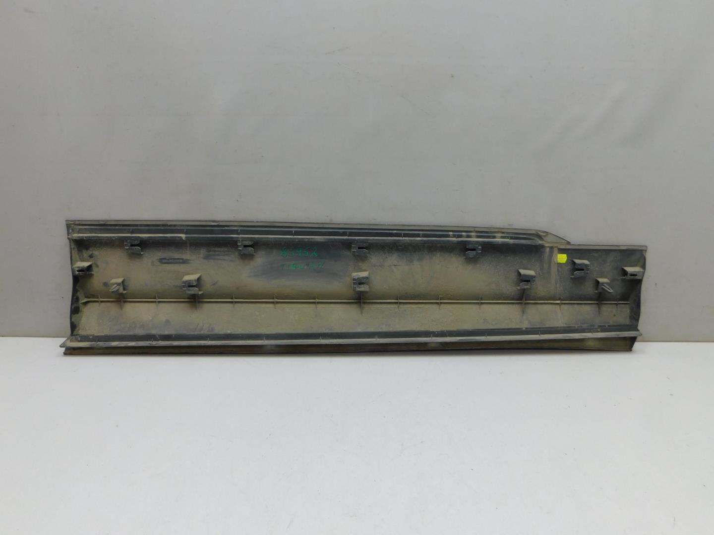 Накладка двери передней левой