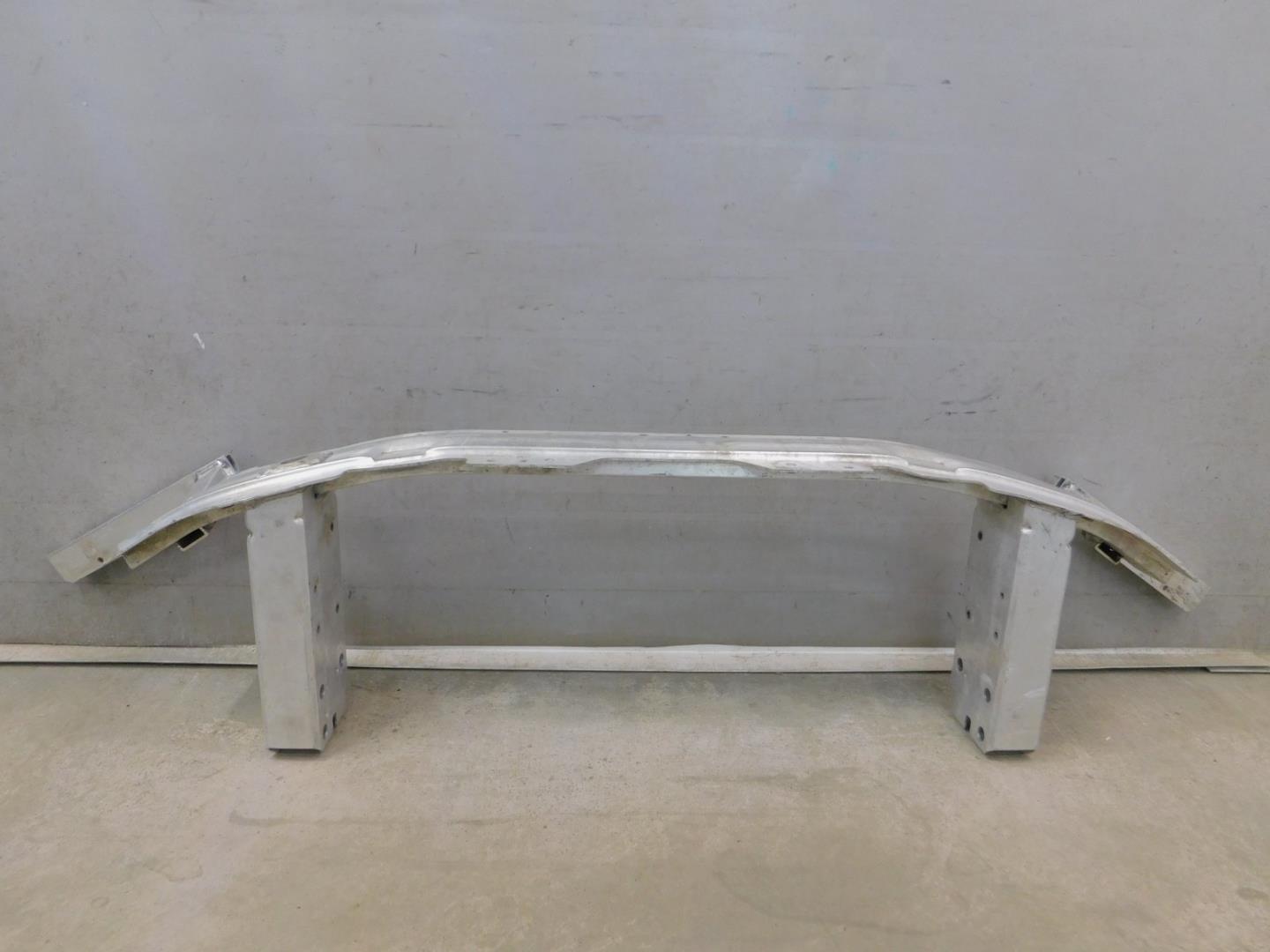 Усилитель переднего бампера