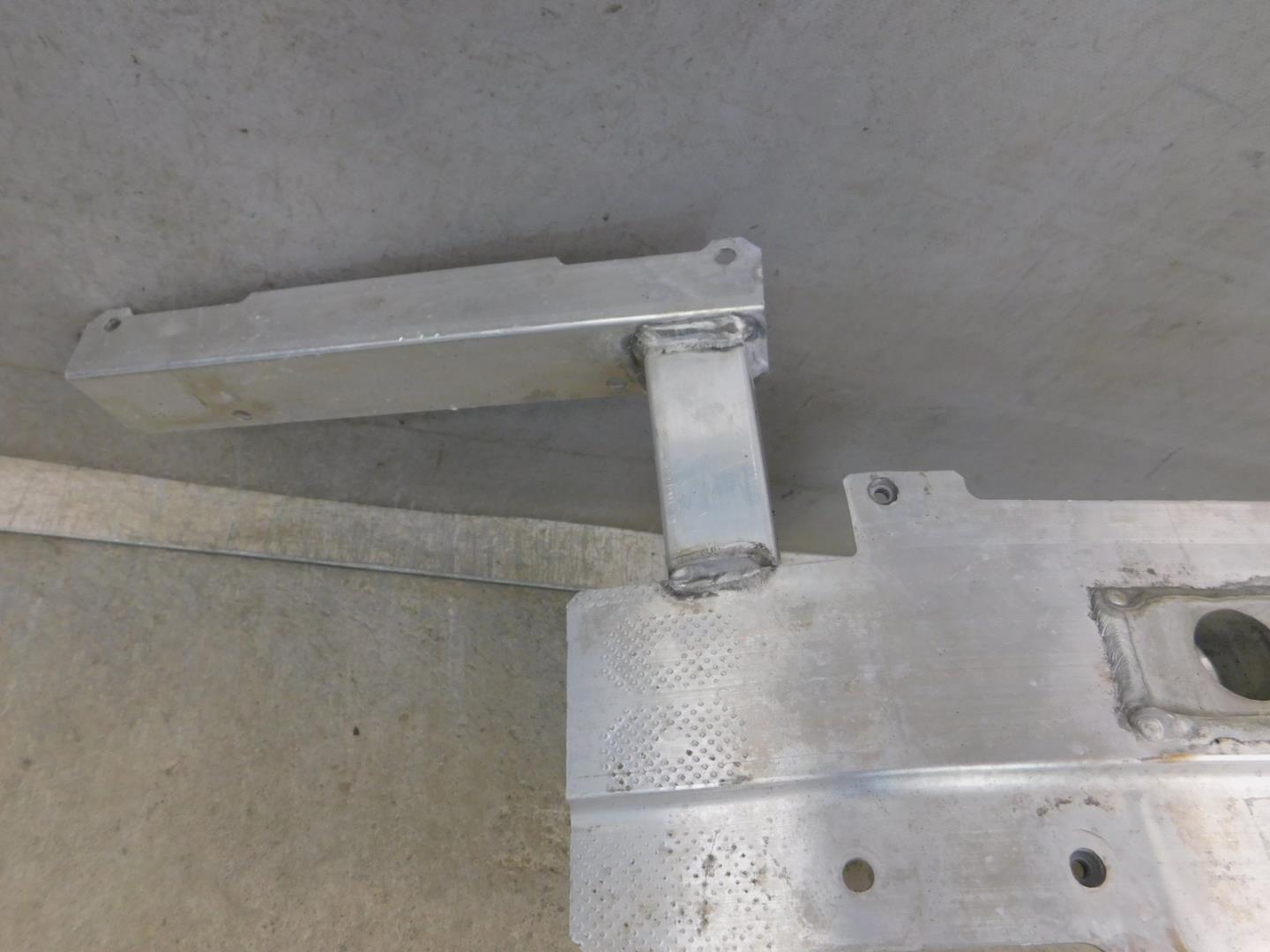 Усилитель переднего бампера