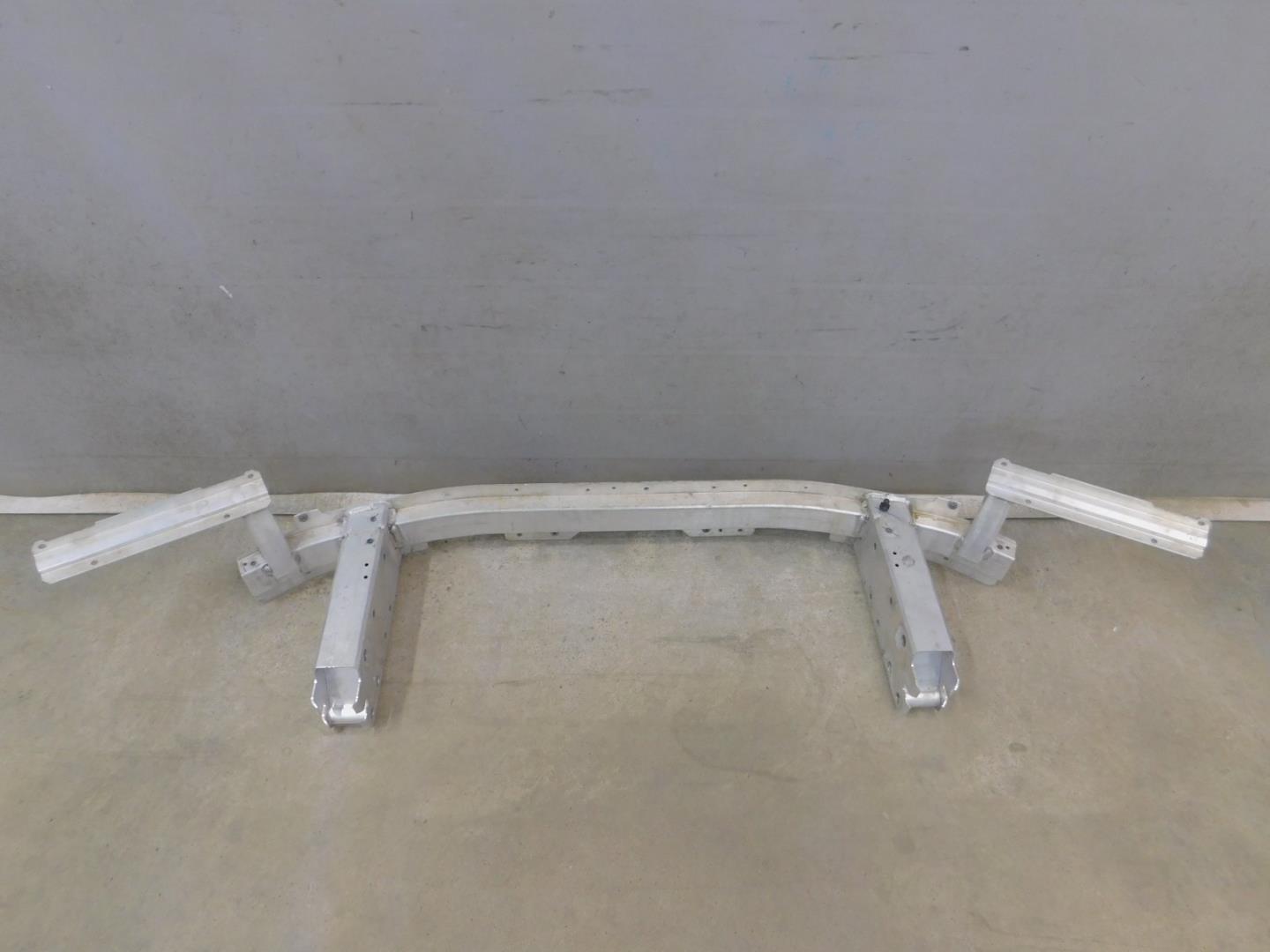 Усилитель переднего бампера