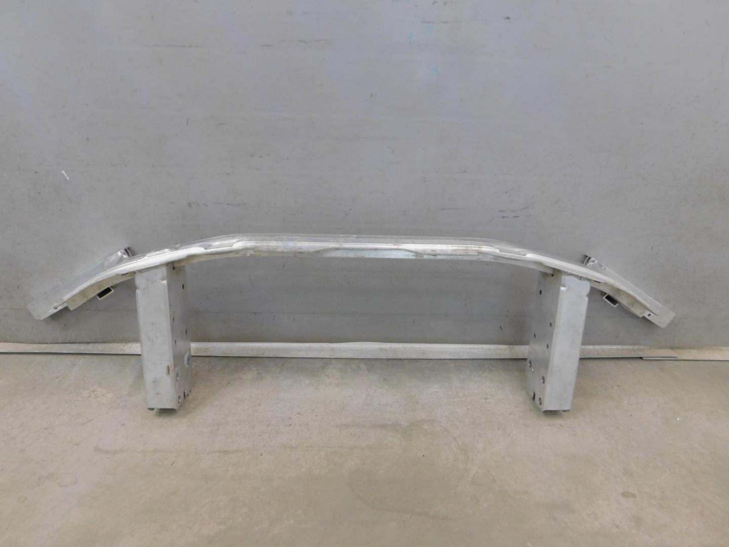 Усилитель переднего бампера