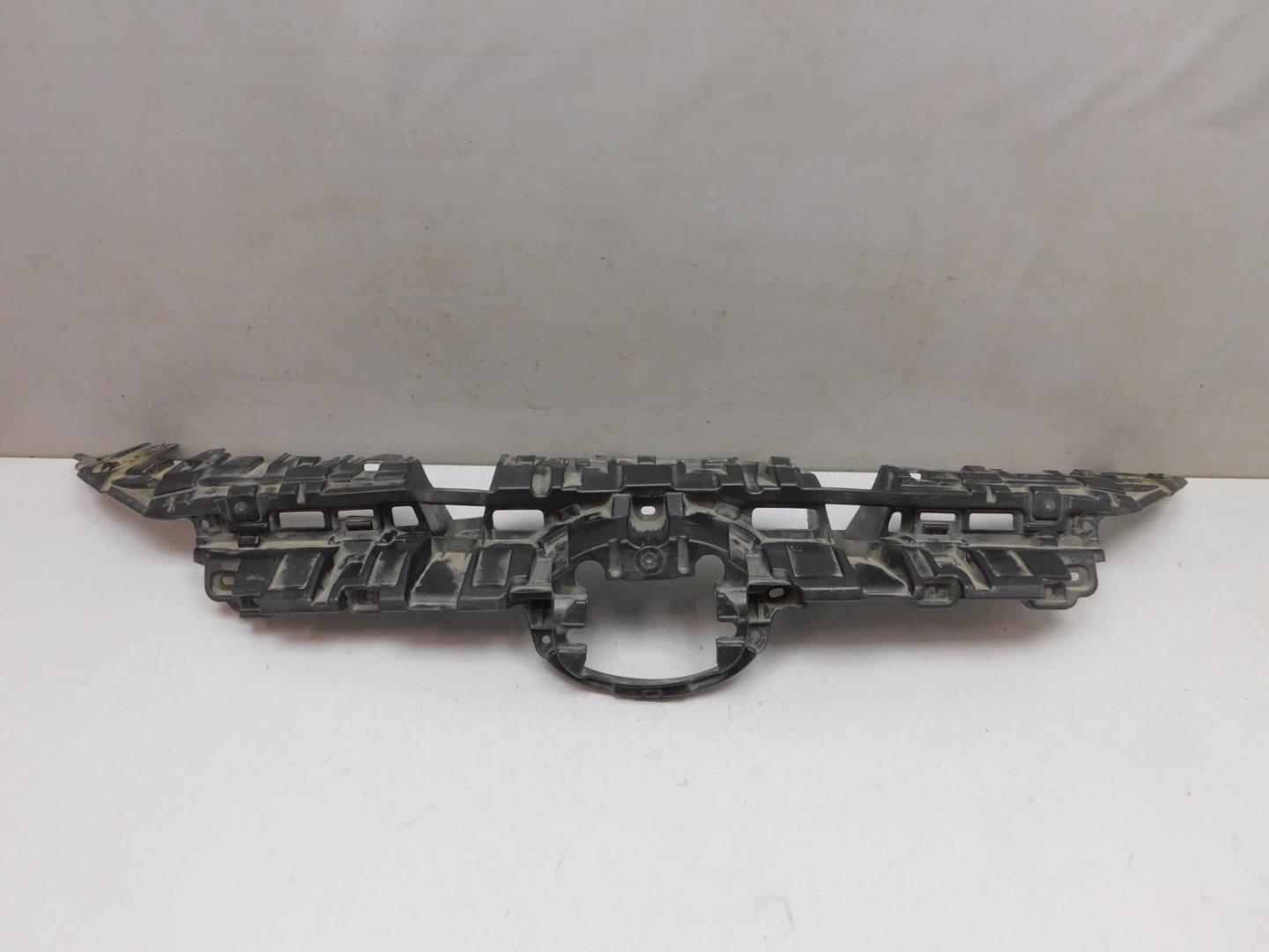 Кронштейн решетки радиатора