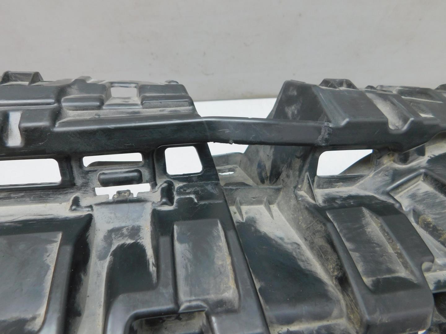 Кронштейн решетки радиатора