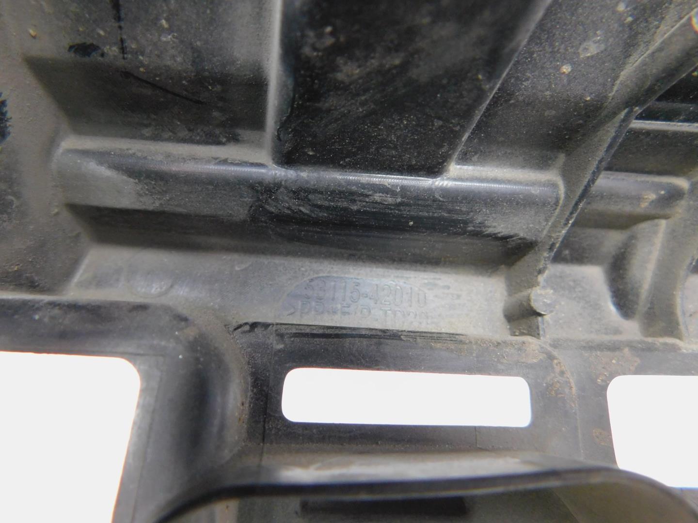 Кронштейн решетки радиатора