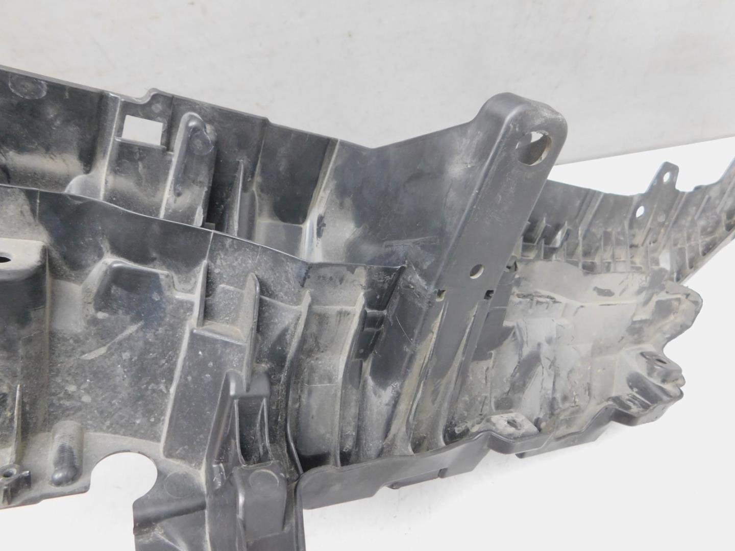 Кронштейн решетки радиатора