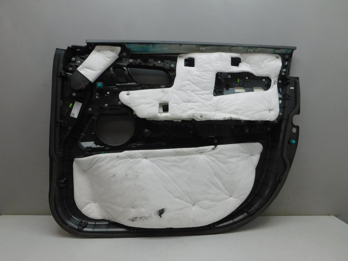 Обшивка двери передней левой