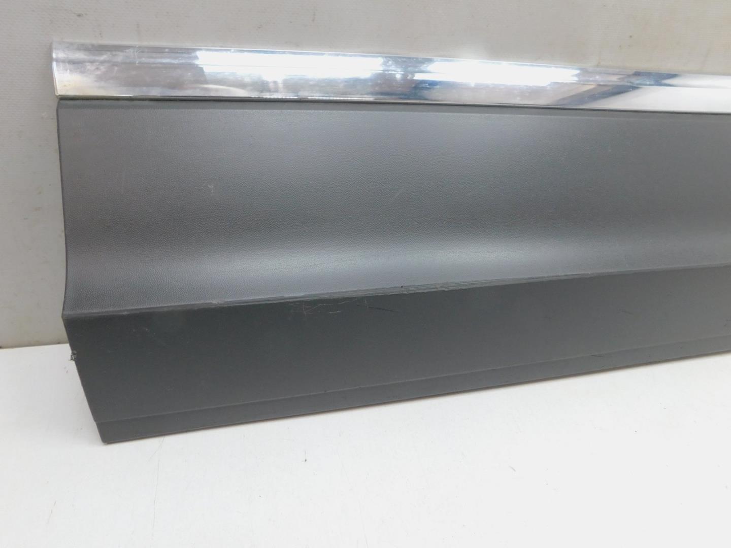 Накладка двери передней правой