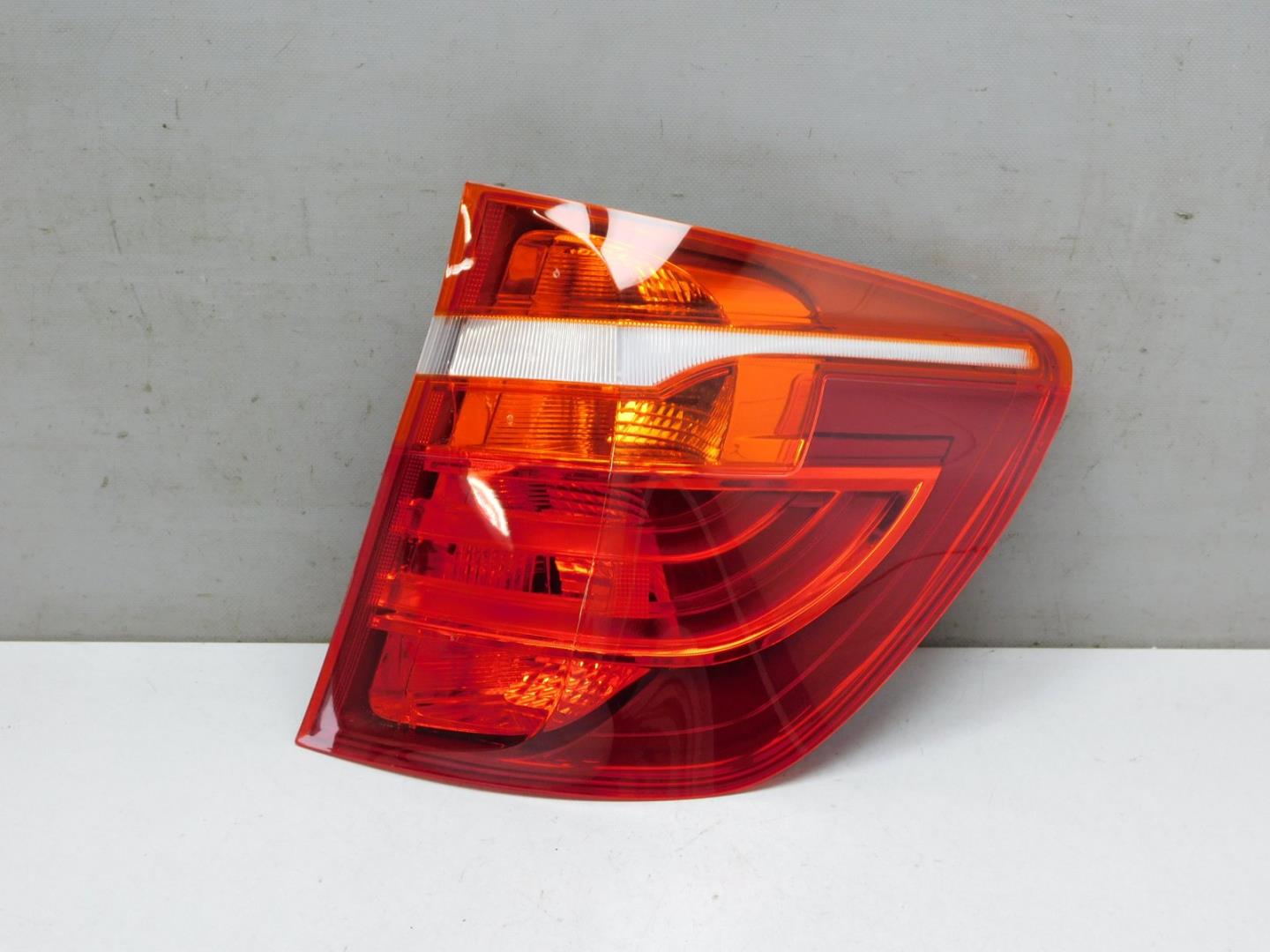 Фонарь задний наружный правый