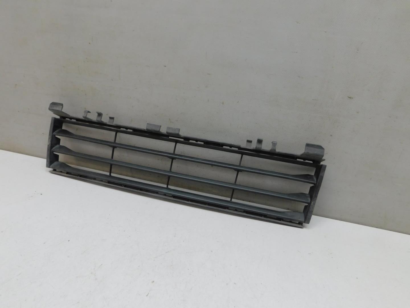 Решетка в бампер центральная