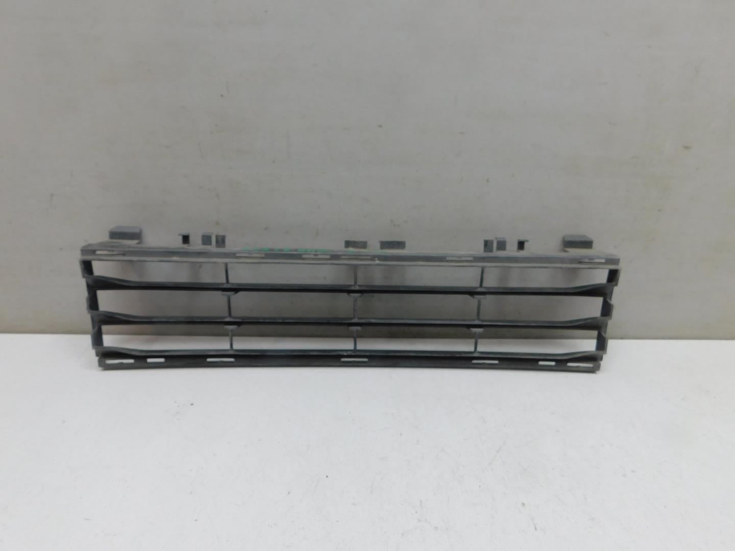 Решетка в бампер центральная