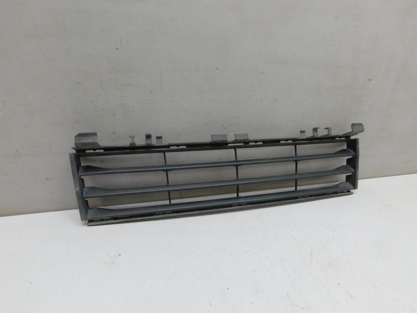 Решетка в бампер центральная