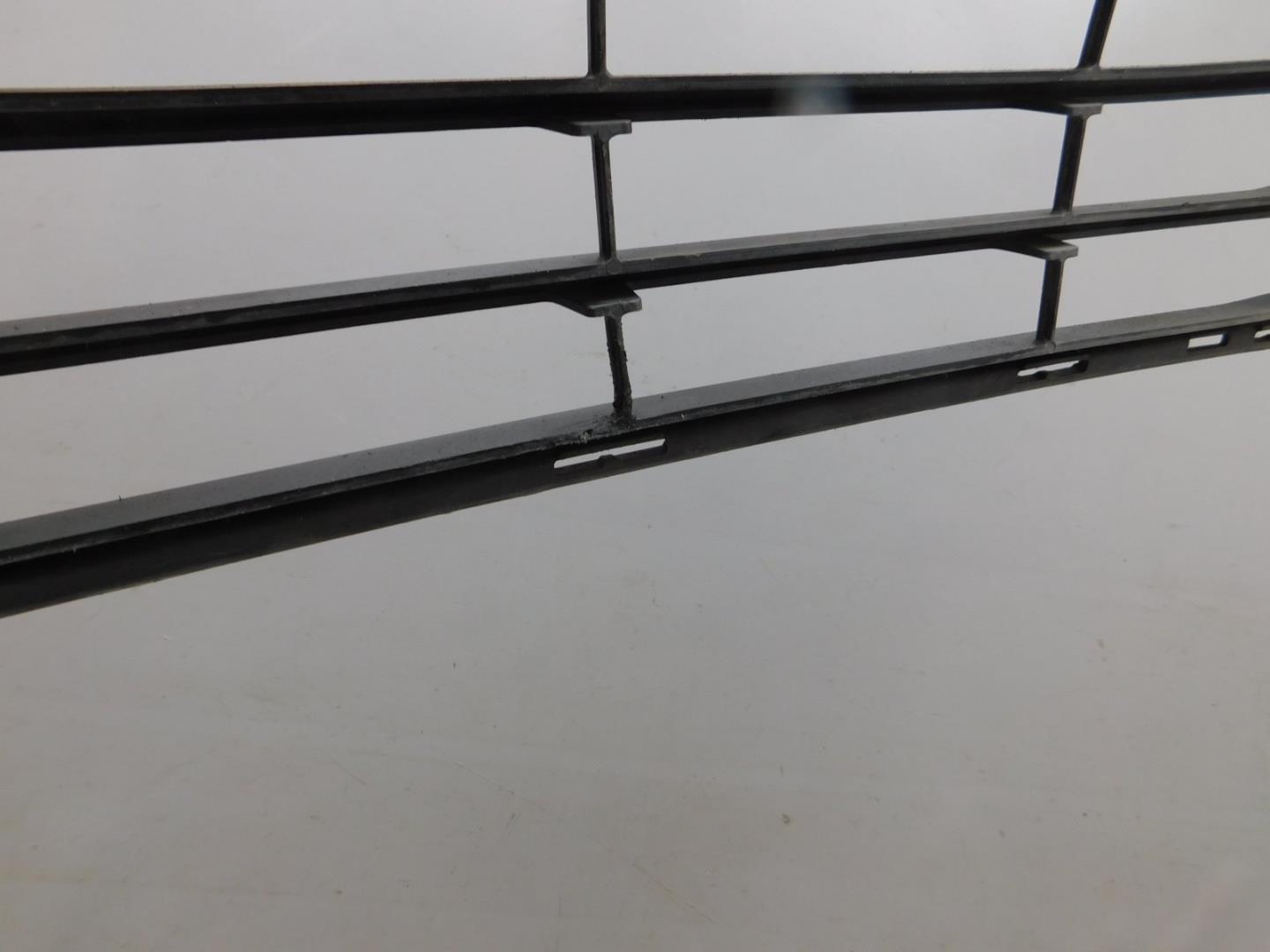 Решетка в бампер центральная