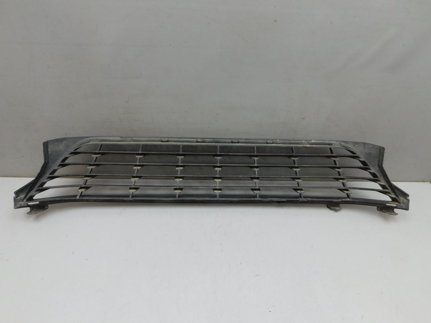 Решетка в бампер центральная