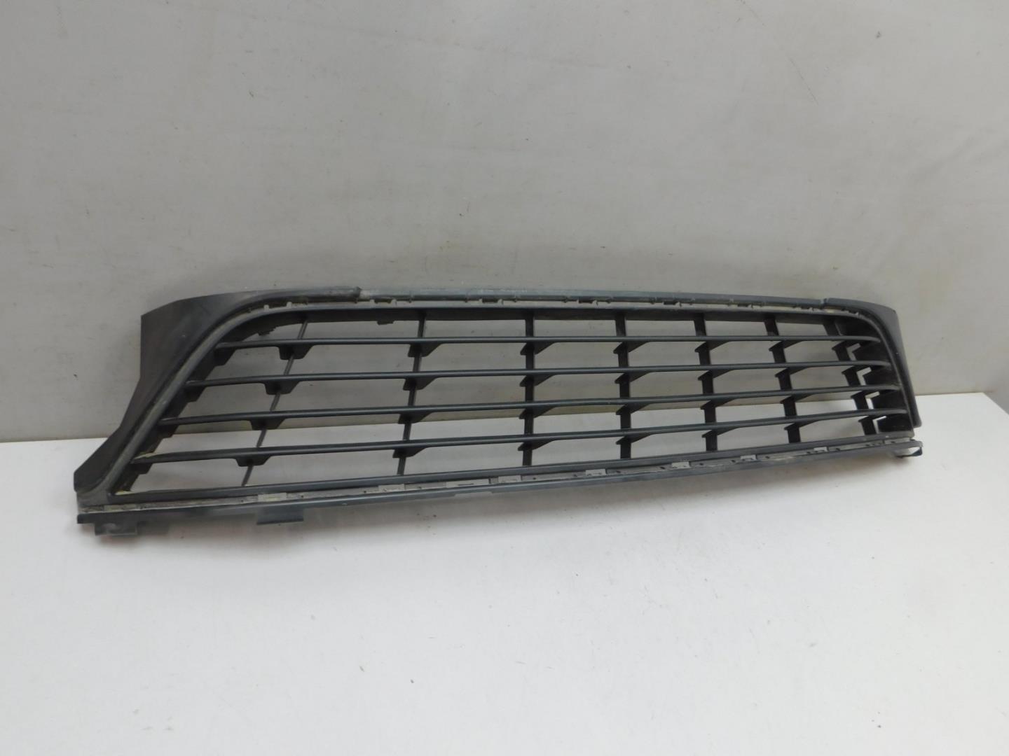 Решетка в бампер центральная