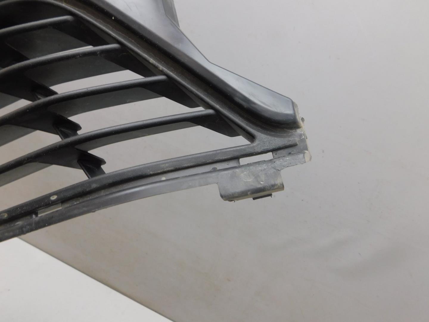 Решетка в бампер центральная