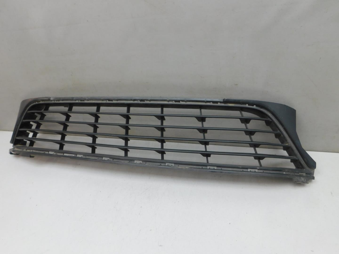 Решетка в бампер центральная