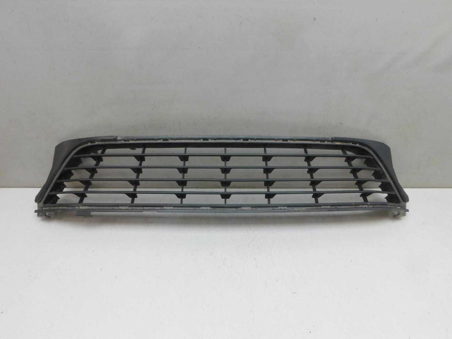 Решетка в бампер центральная