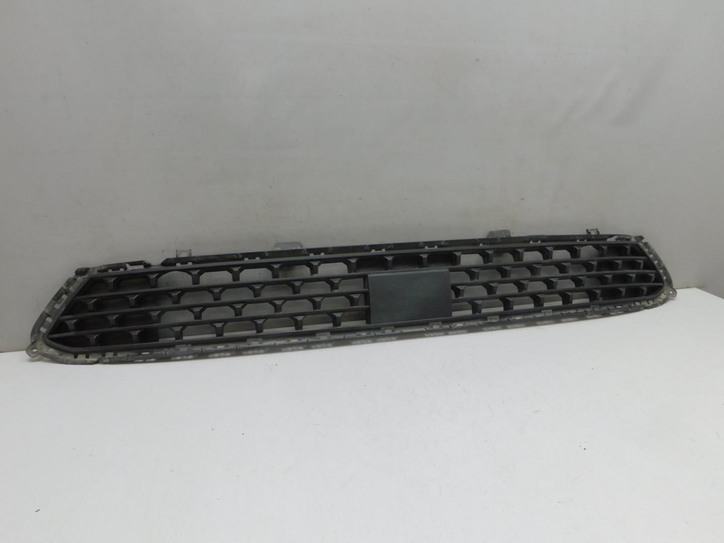 Решетка в бампер центральная