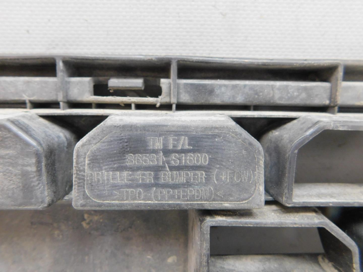 Решетка в бампер центральная