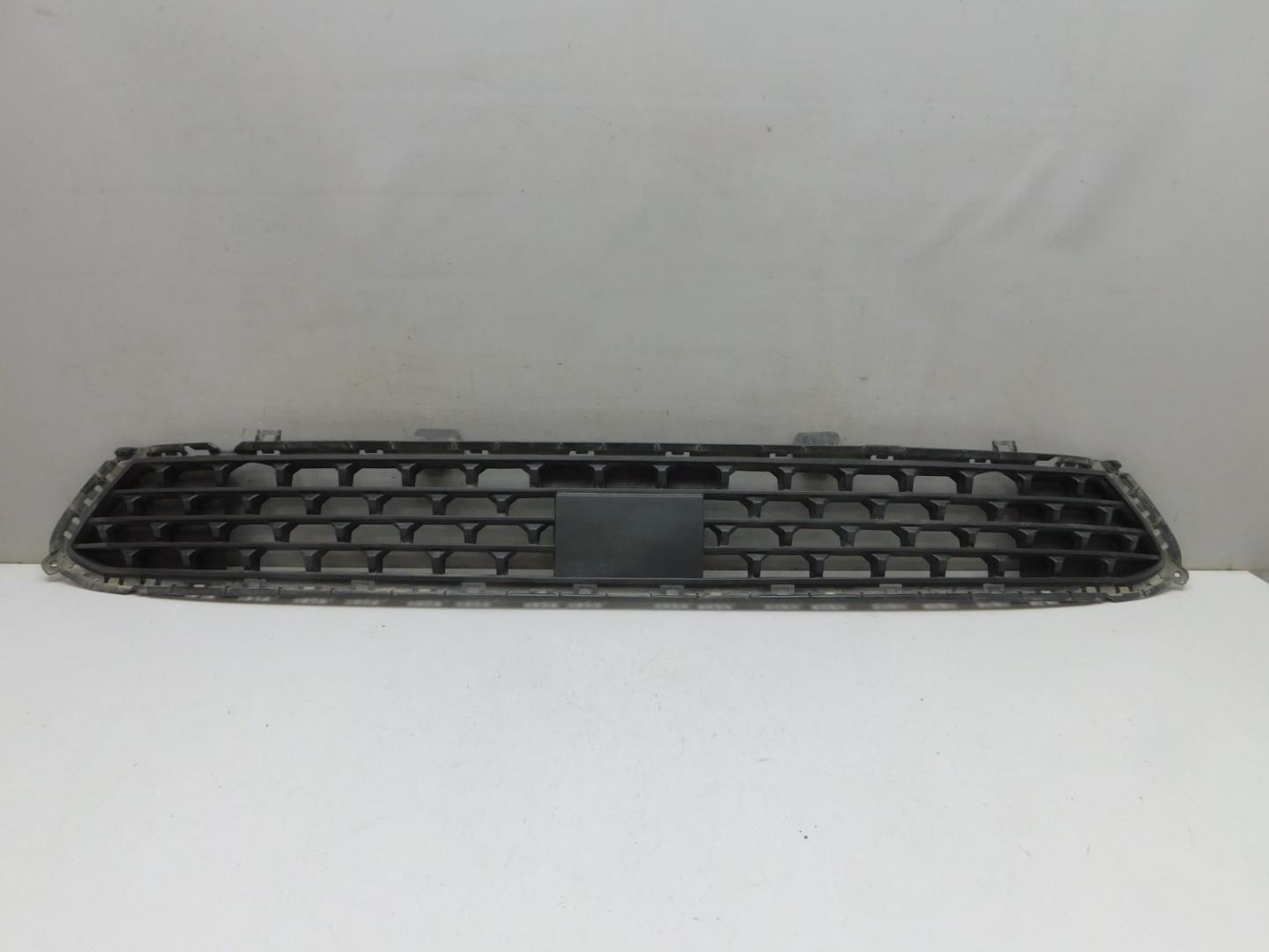 Решетка в бампер центральная