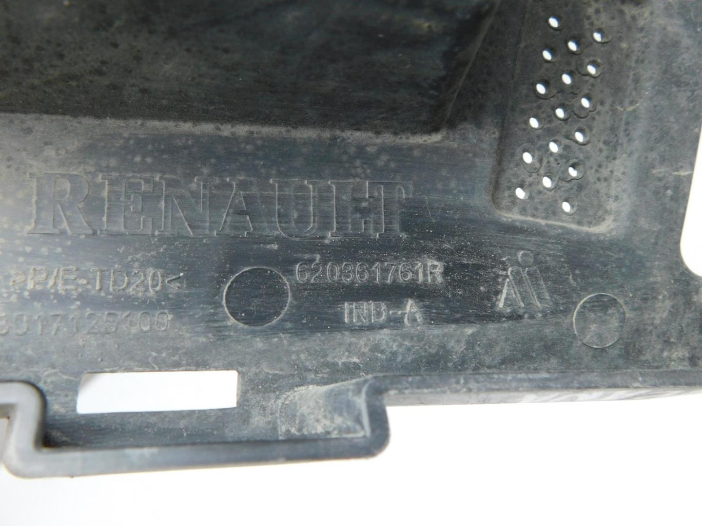 Кронштейн переднего бампера