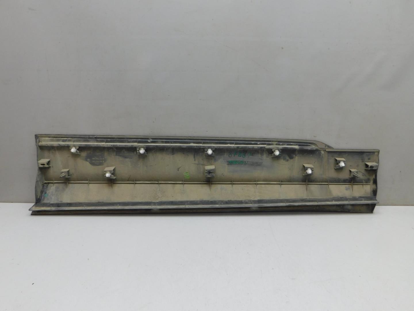 Накладка двери передней левой