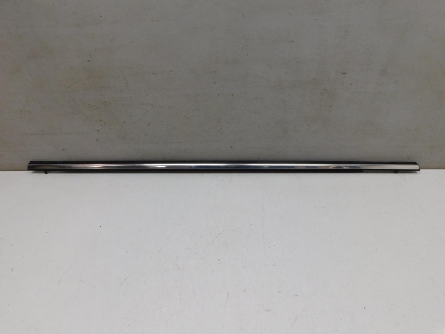 Накладка стекла заднего левого