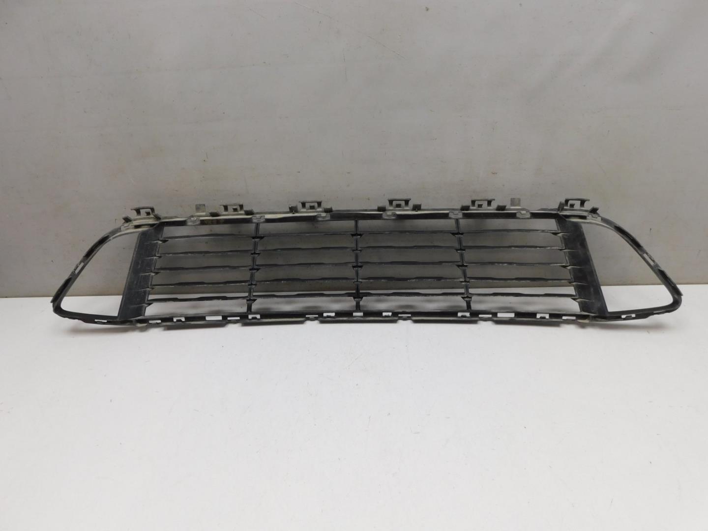 Решетка в бампер центральная