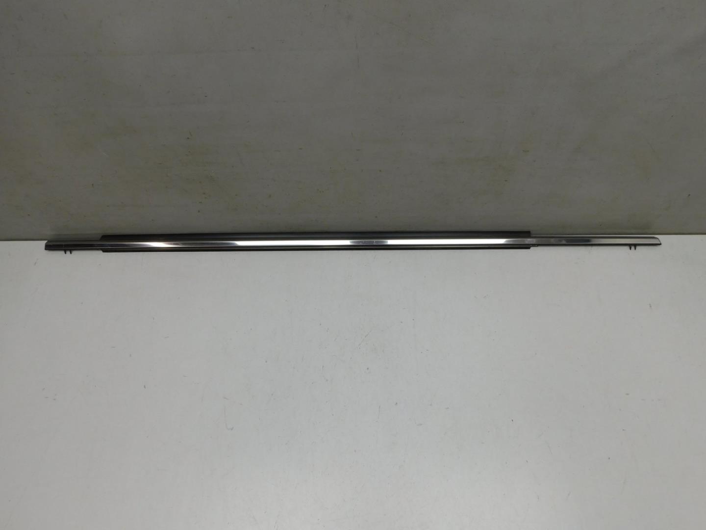 Накладка стекла заднего левого