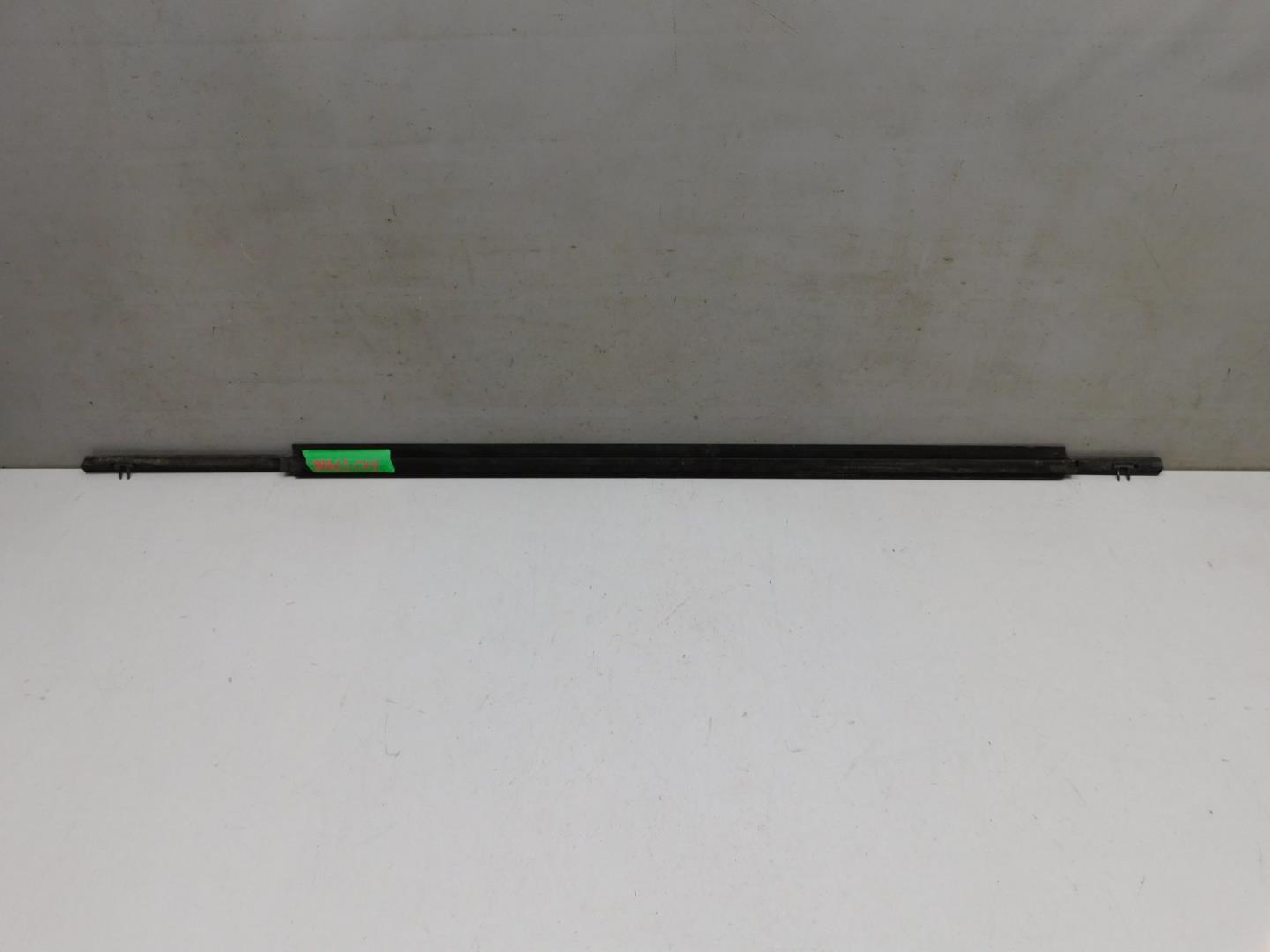 Накладка стекла заднего левого