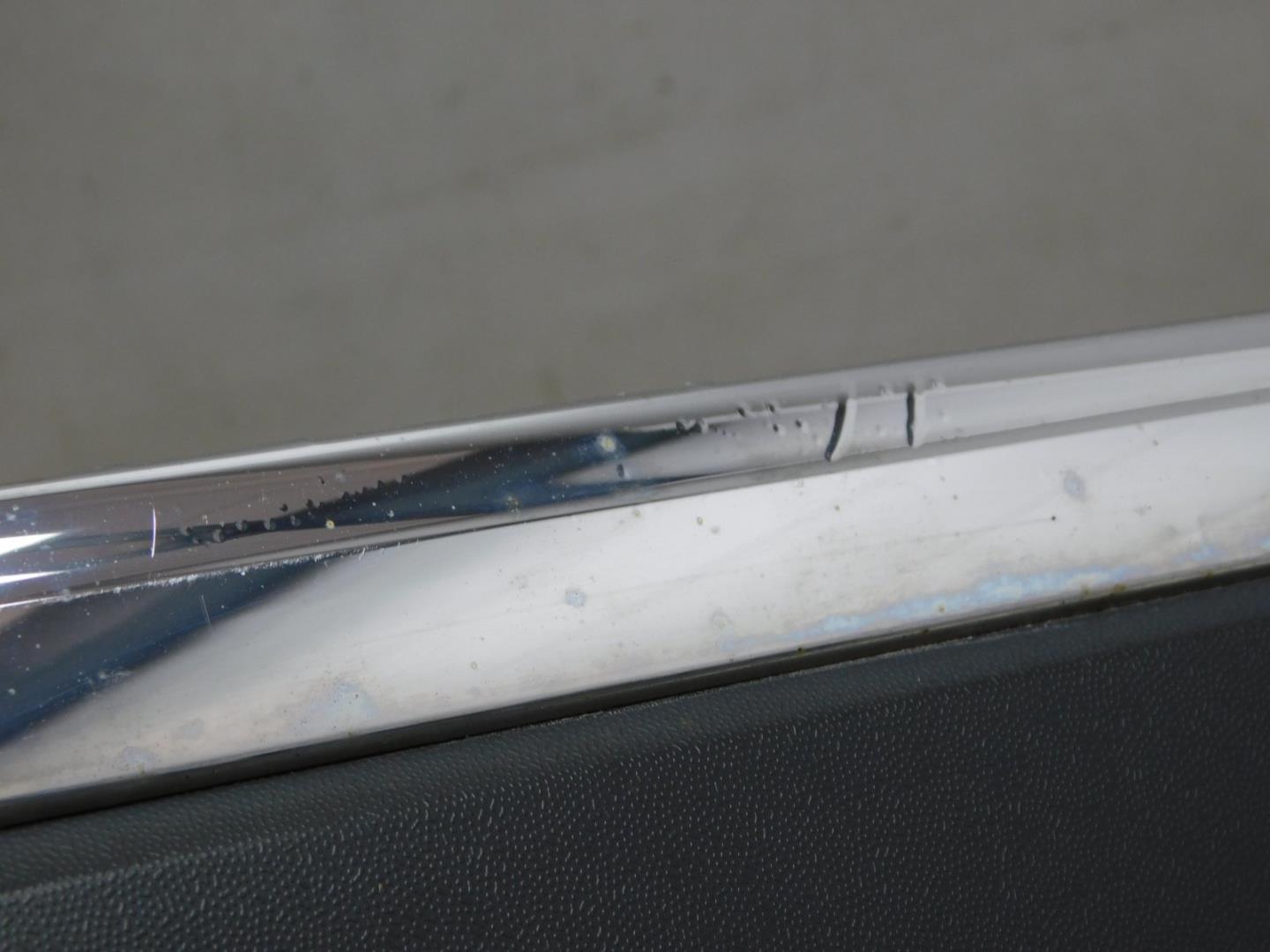 Накладка двери передней правой