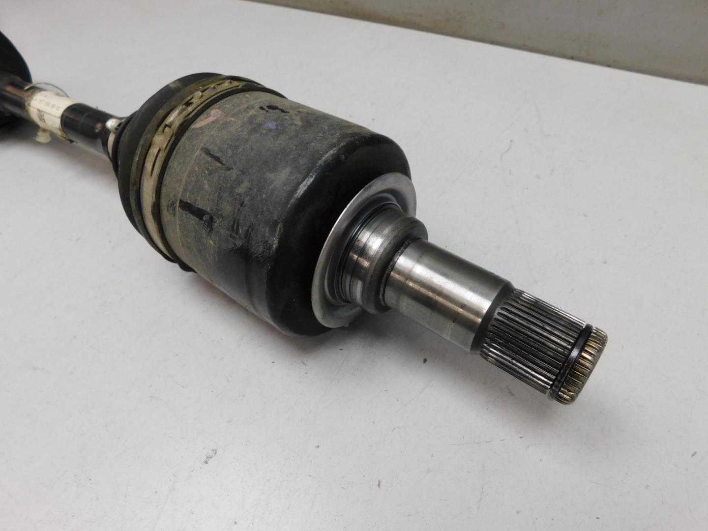 Полуось левая (привод)