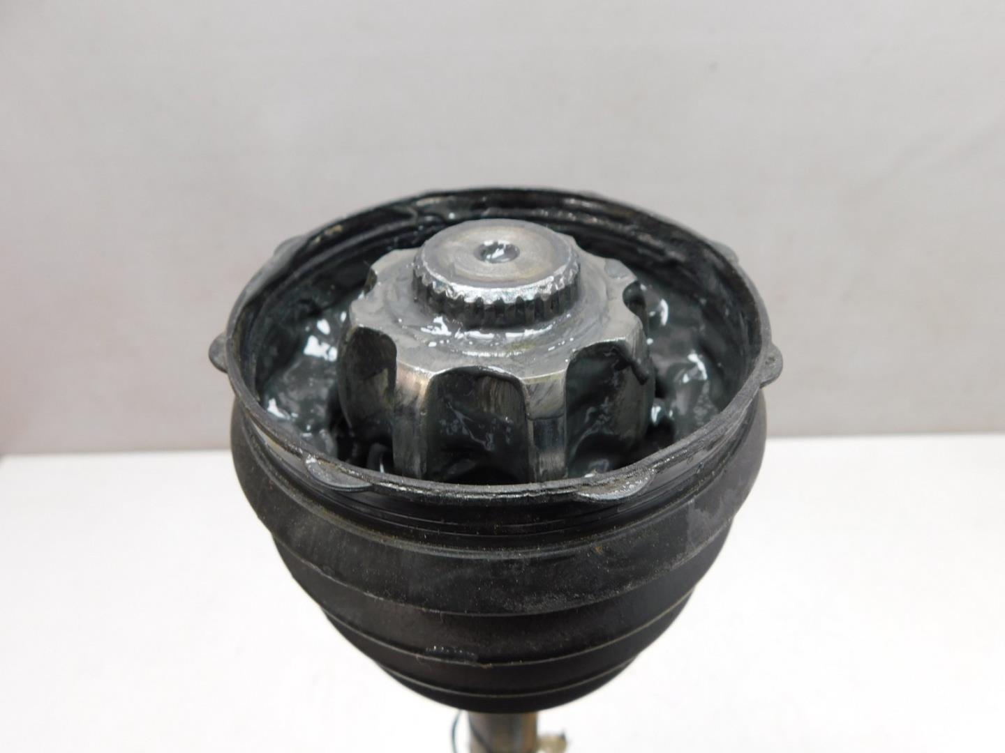 Полуось левая (привод)