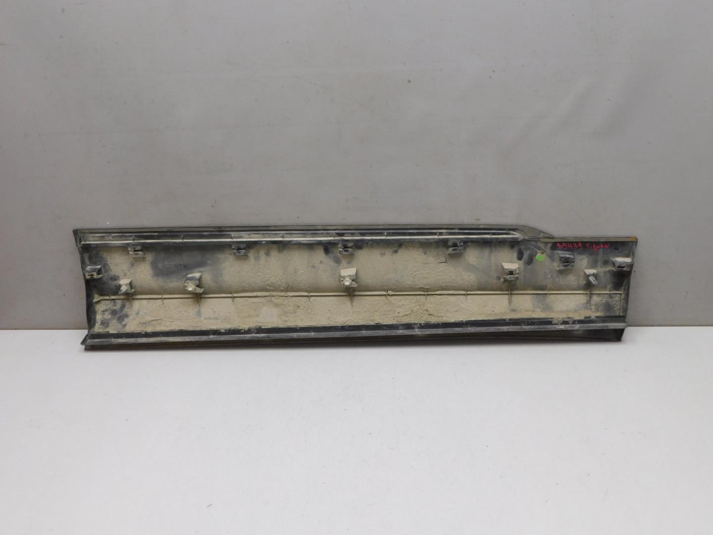 Накладка двери передней левой