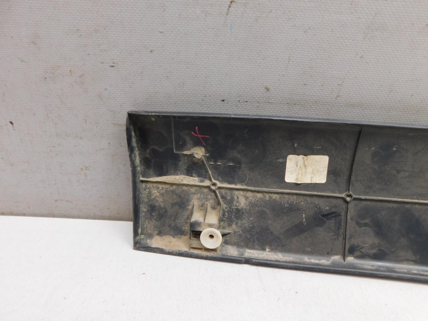 Накладка двери передней левой