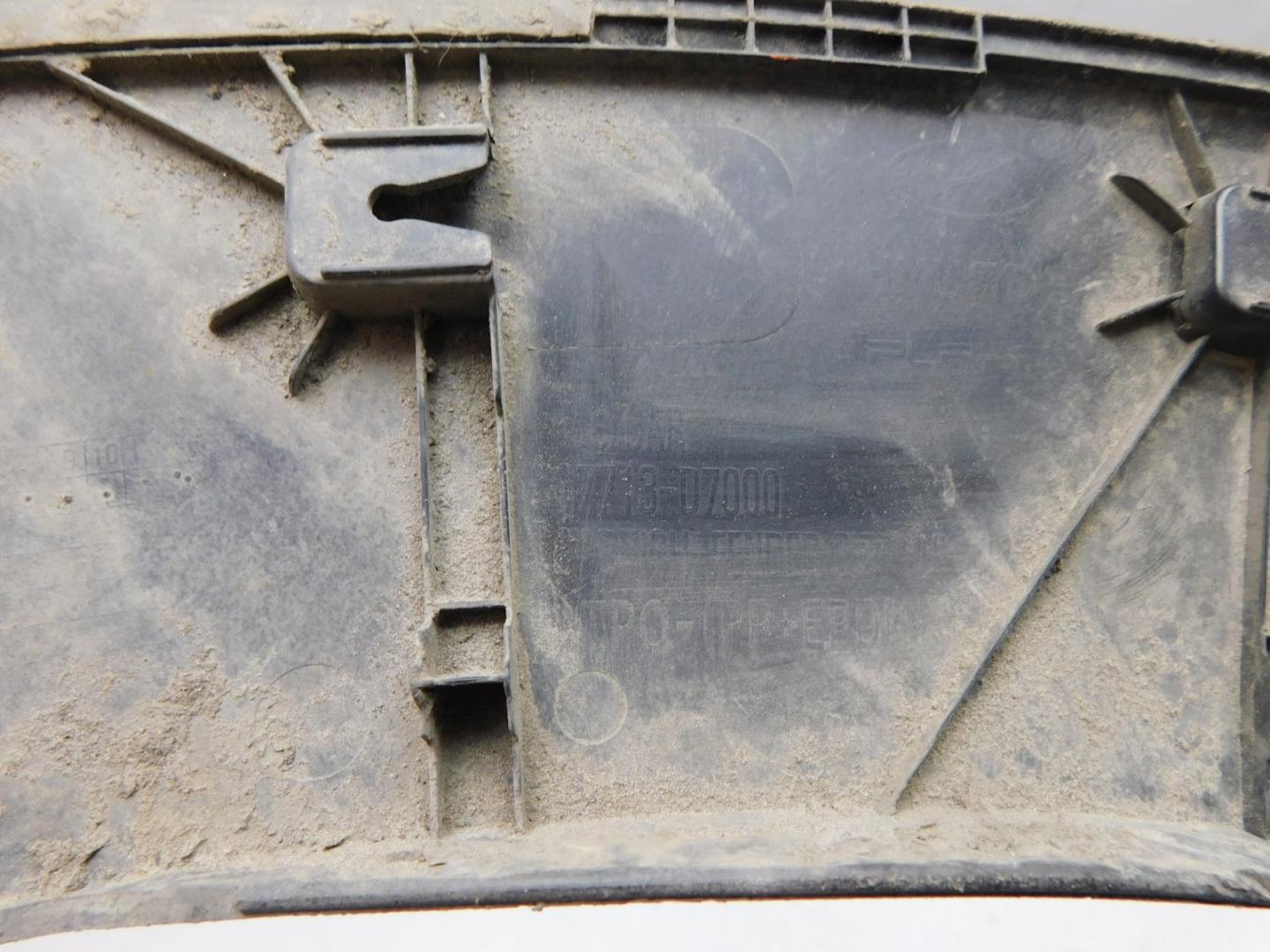 Накладка переднего крыла левого