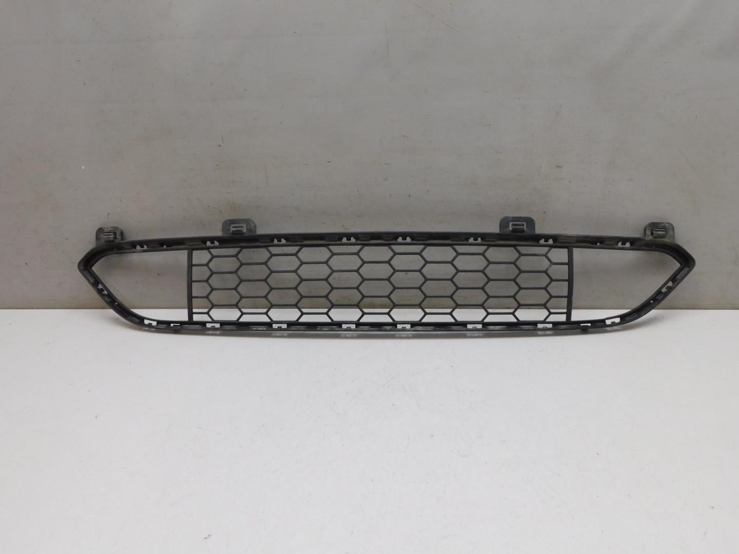 Решетка в бампер центральная