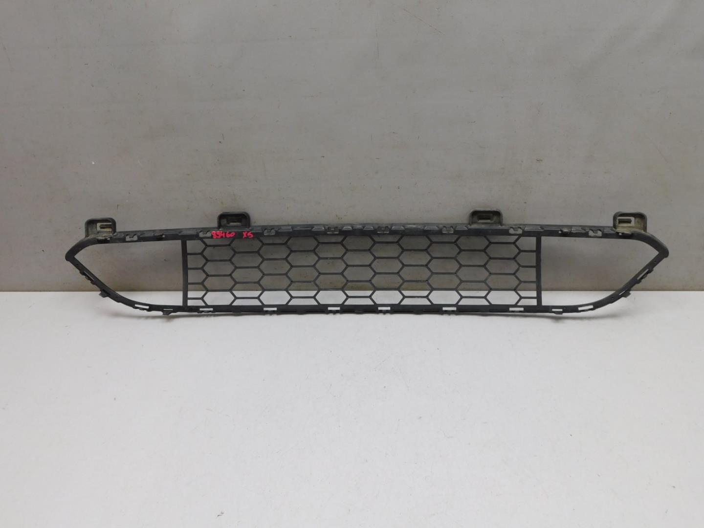 Решетка в бампер центральная